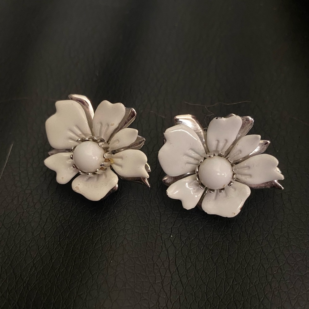 Sarah Coventry Vintage White Flower Clip On Earrings